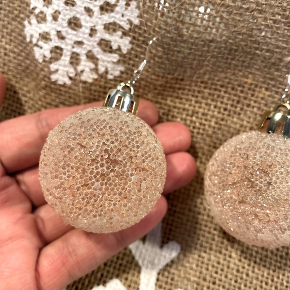 Mini peach snow ornament earrings Christmas - Picture 4 of 4